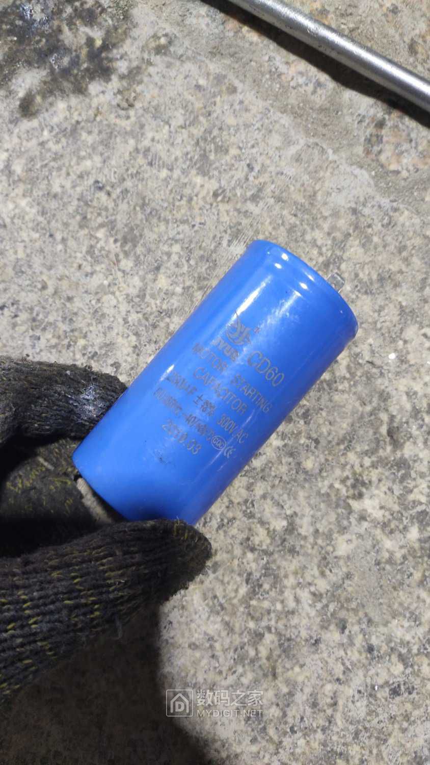 拆一个超级的大电容,手受伤了,不能撸了