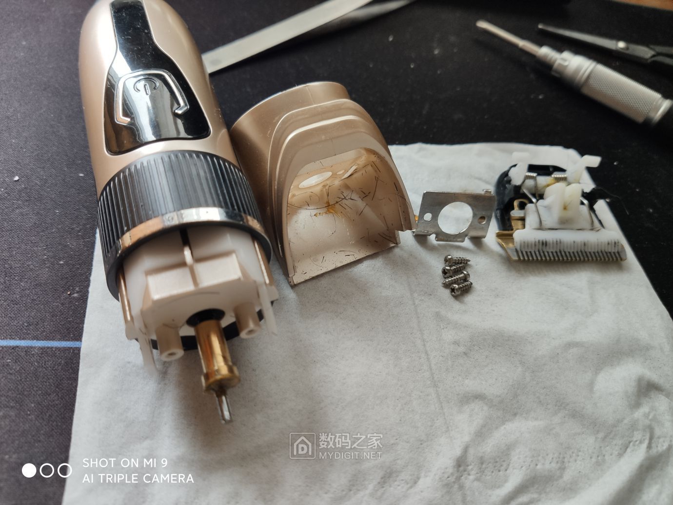 拆一个志高全身水洗电推子理发器并更换电芯