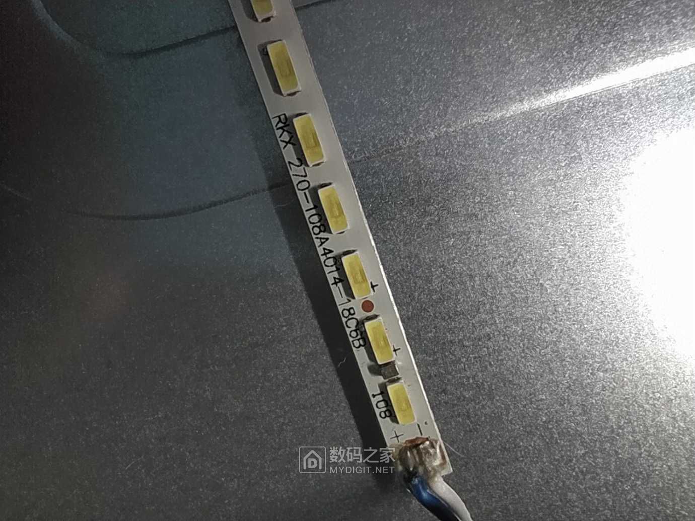 液晶换灯条进行中