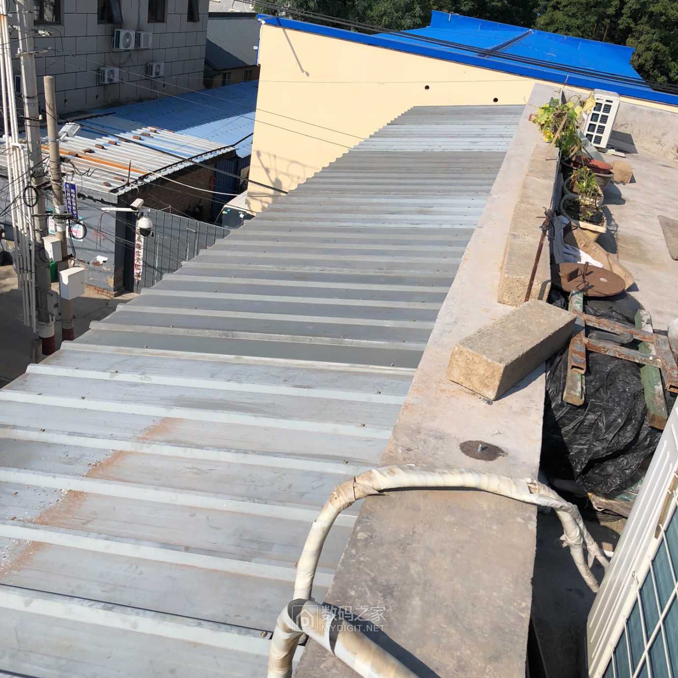 看看我家的彩钢屋檐做完了