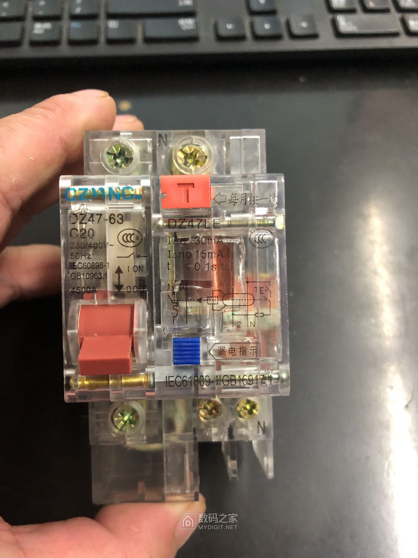 拆透明的漏电保护器