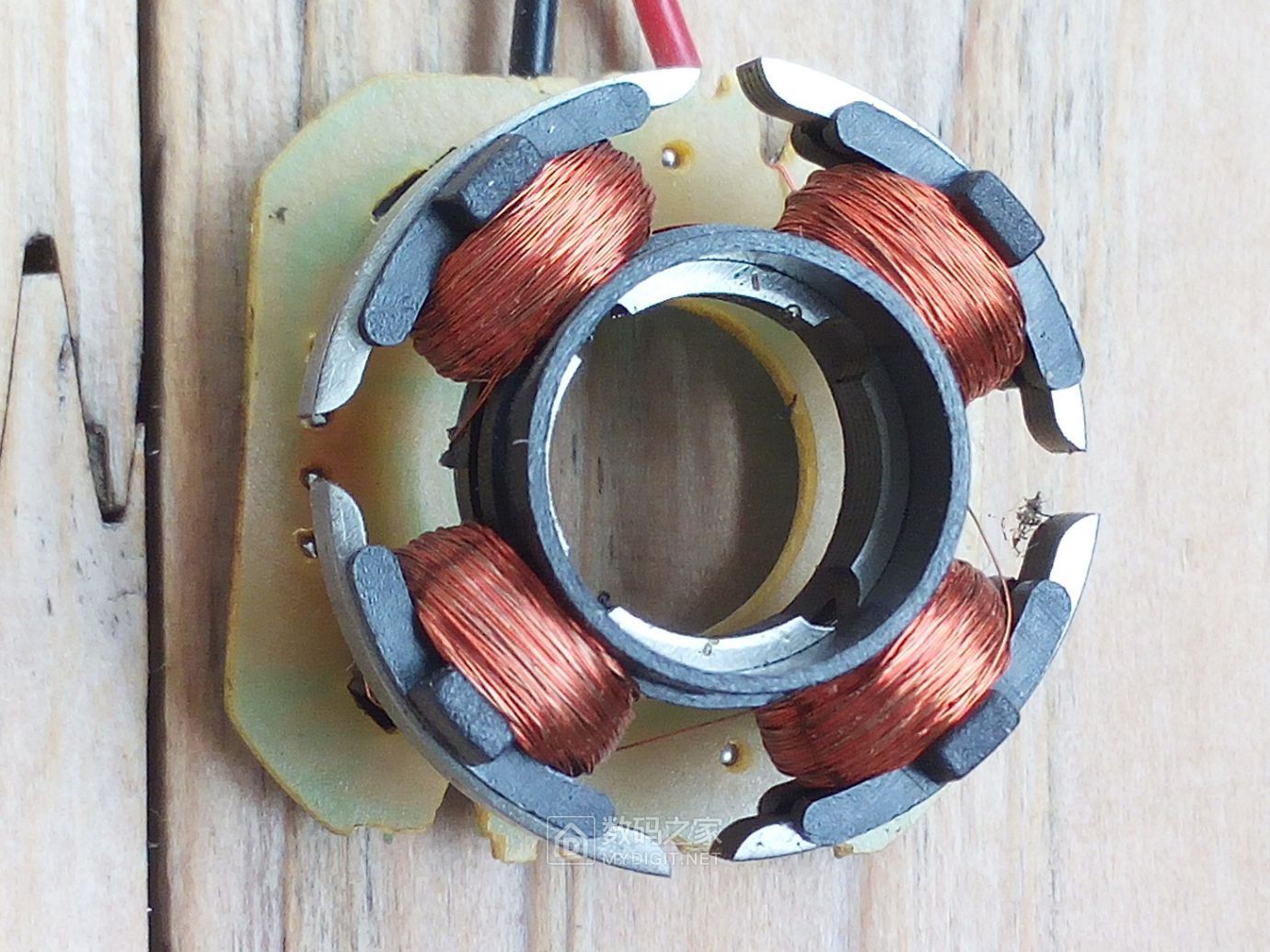 拆个电脑电源风扇估测霍尔元件 - 拆机乐园 数码之家