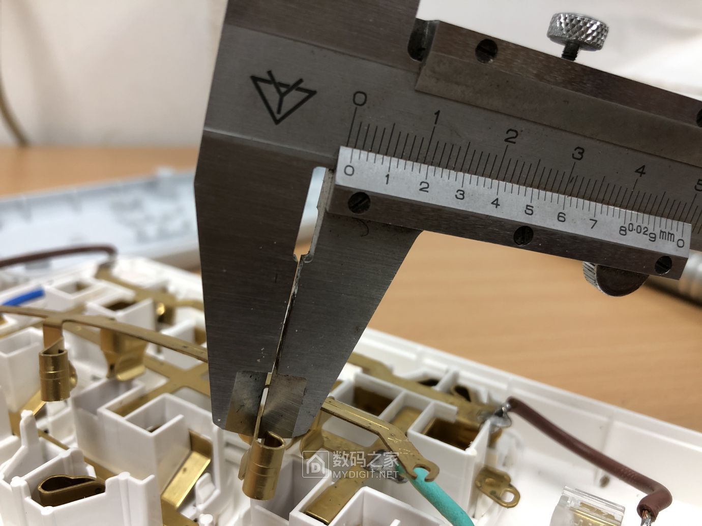 也拆一个公牛排插现在用一体铜条原来是导线连接