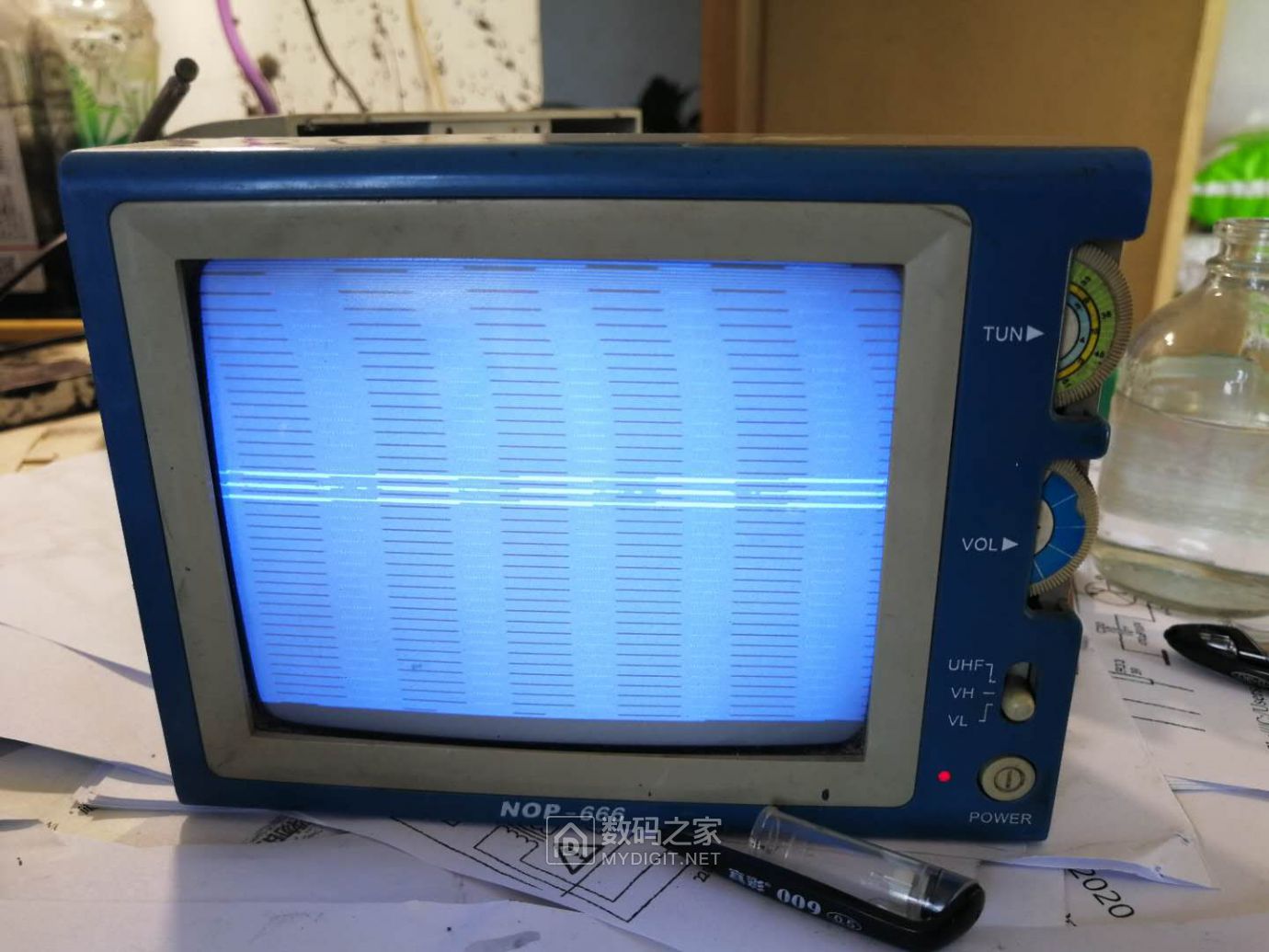 怀旧的55英寸黑白电视机故障了