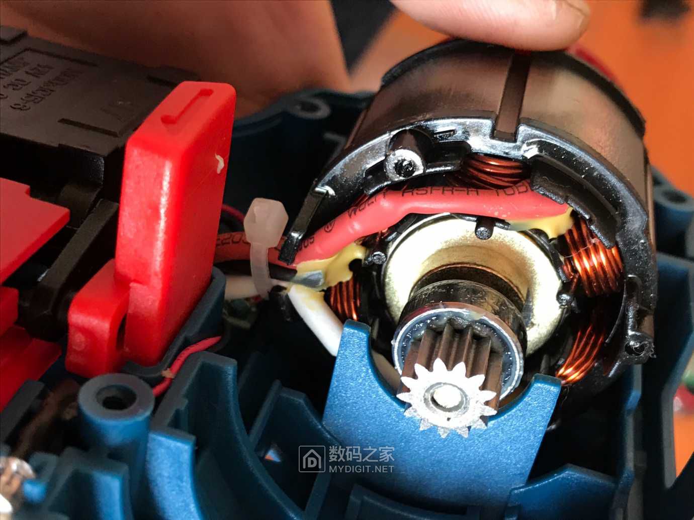 拆东成无刷手电钻dcjz2410e