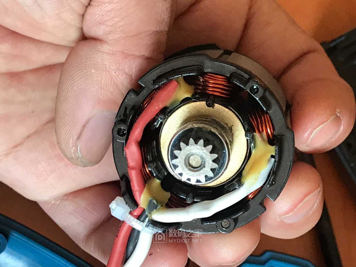 拆东成无刷手电钻dcjz2410e