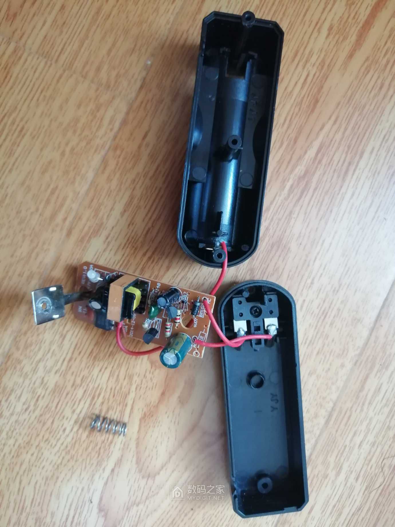 拆个一次都没有用过就坏了的18650充电器