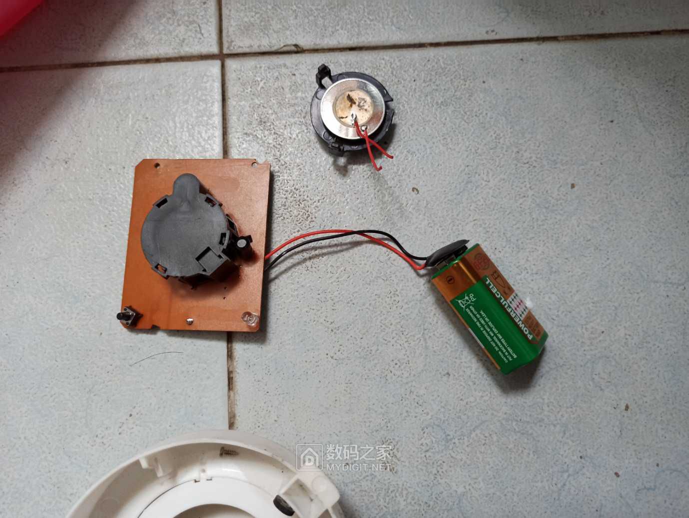 拆个烟雾报警器 看看传感器长什么样