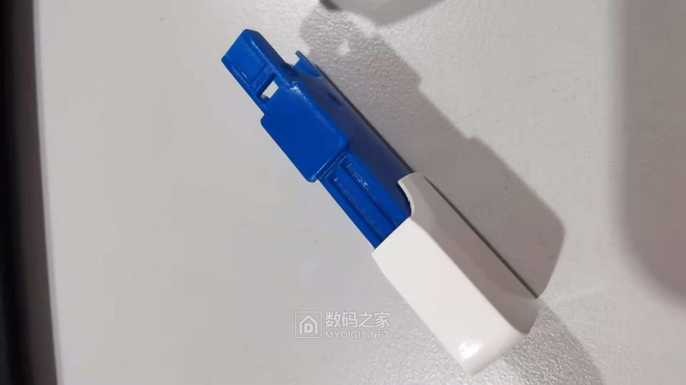 有个卡扣位，在这里入手