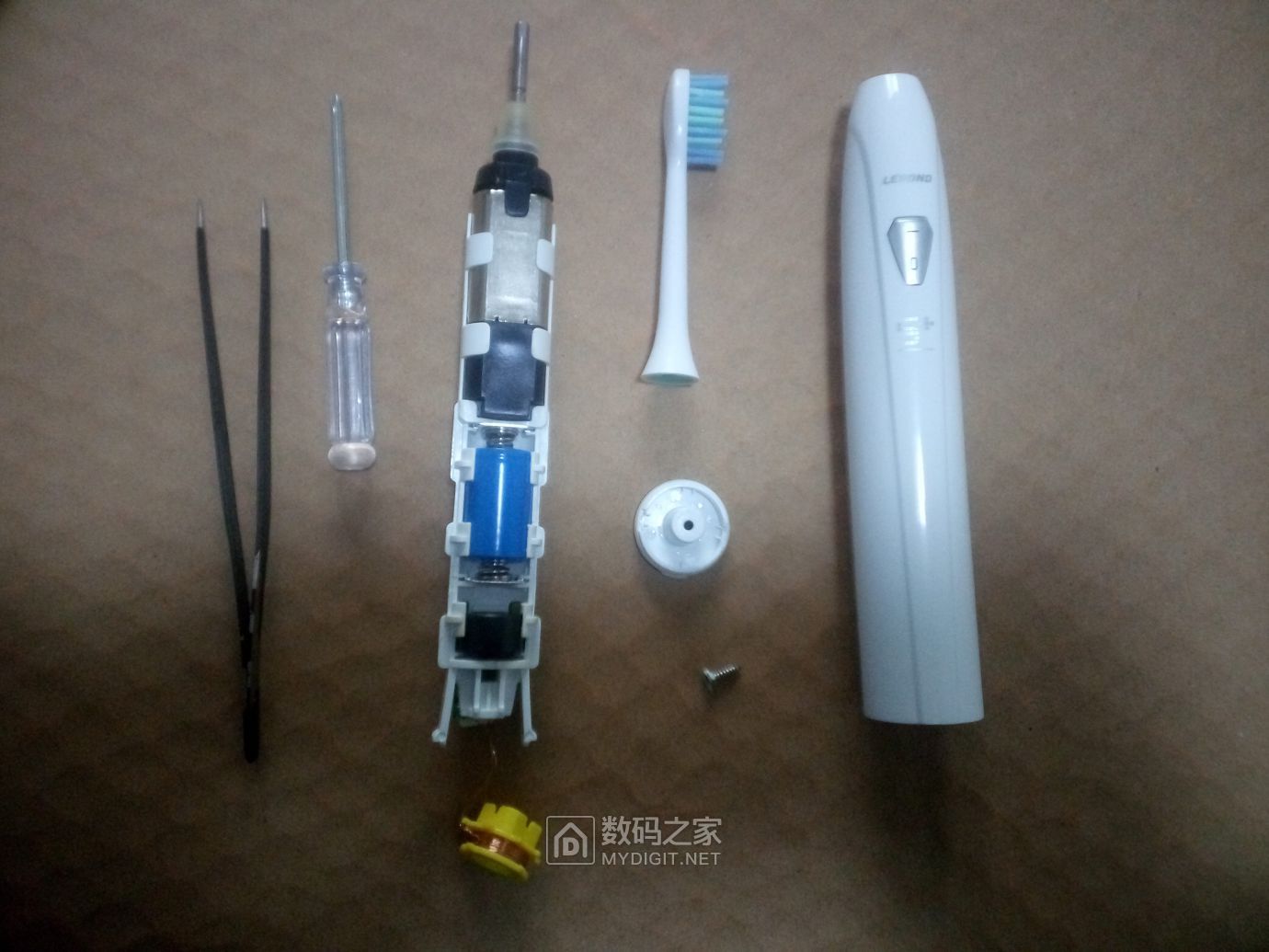 拆解力博得xv牙科型电动牙刷给牙刷换电池