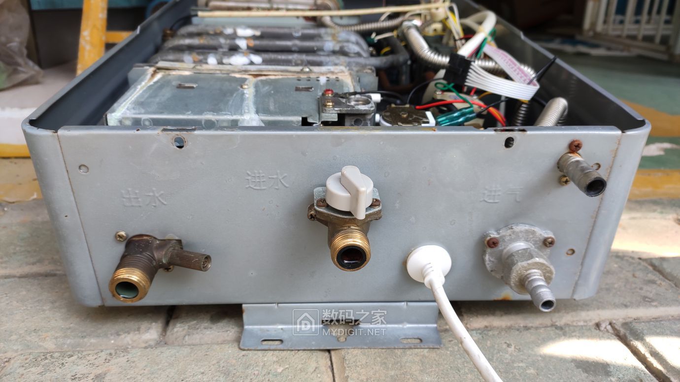 拆了燃气热水器水箱水咋放出来