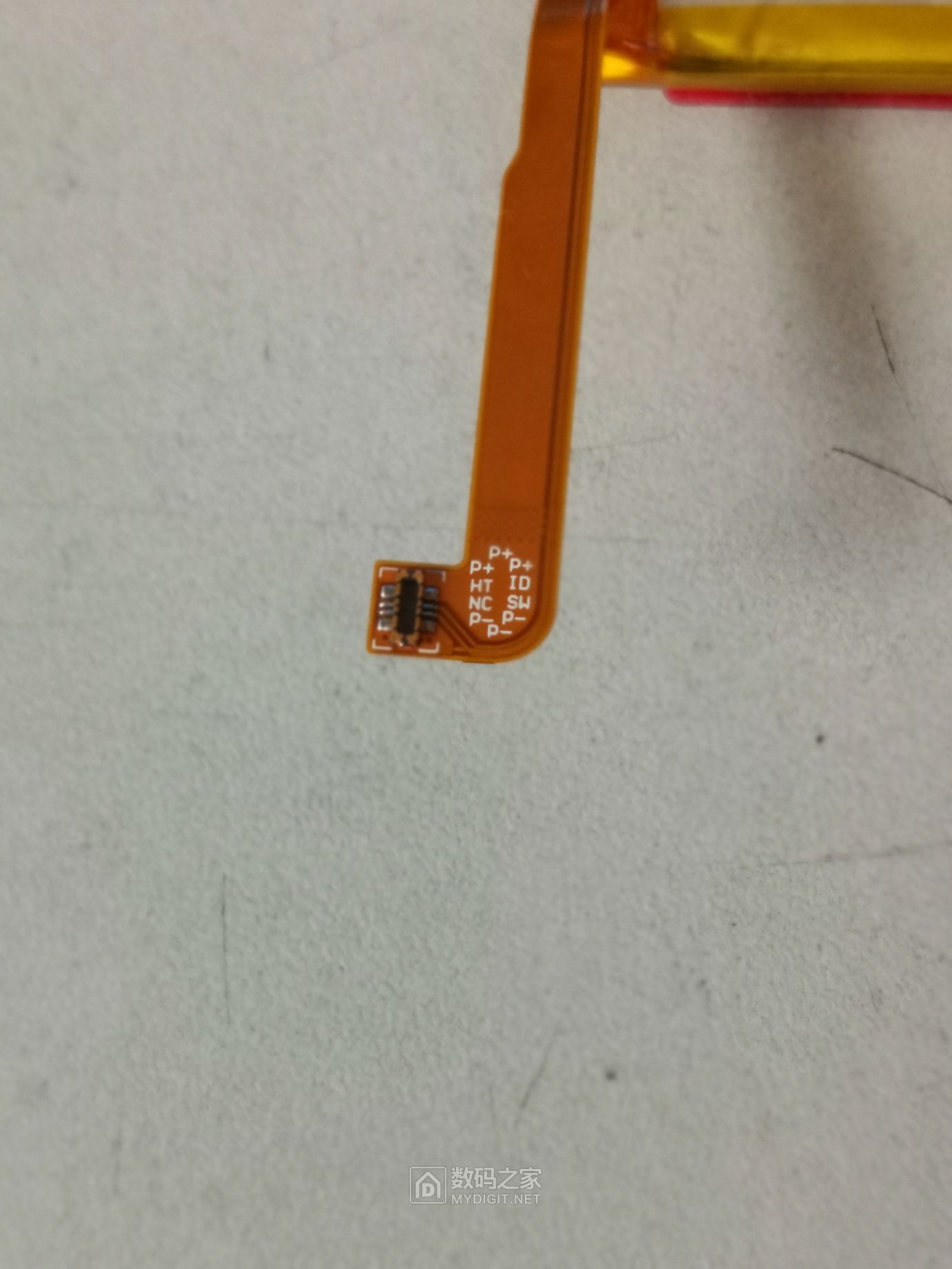 荣耀8青春手机电池正负极如何识别