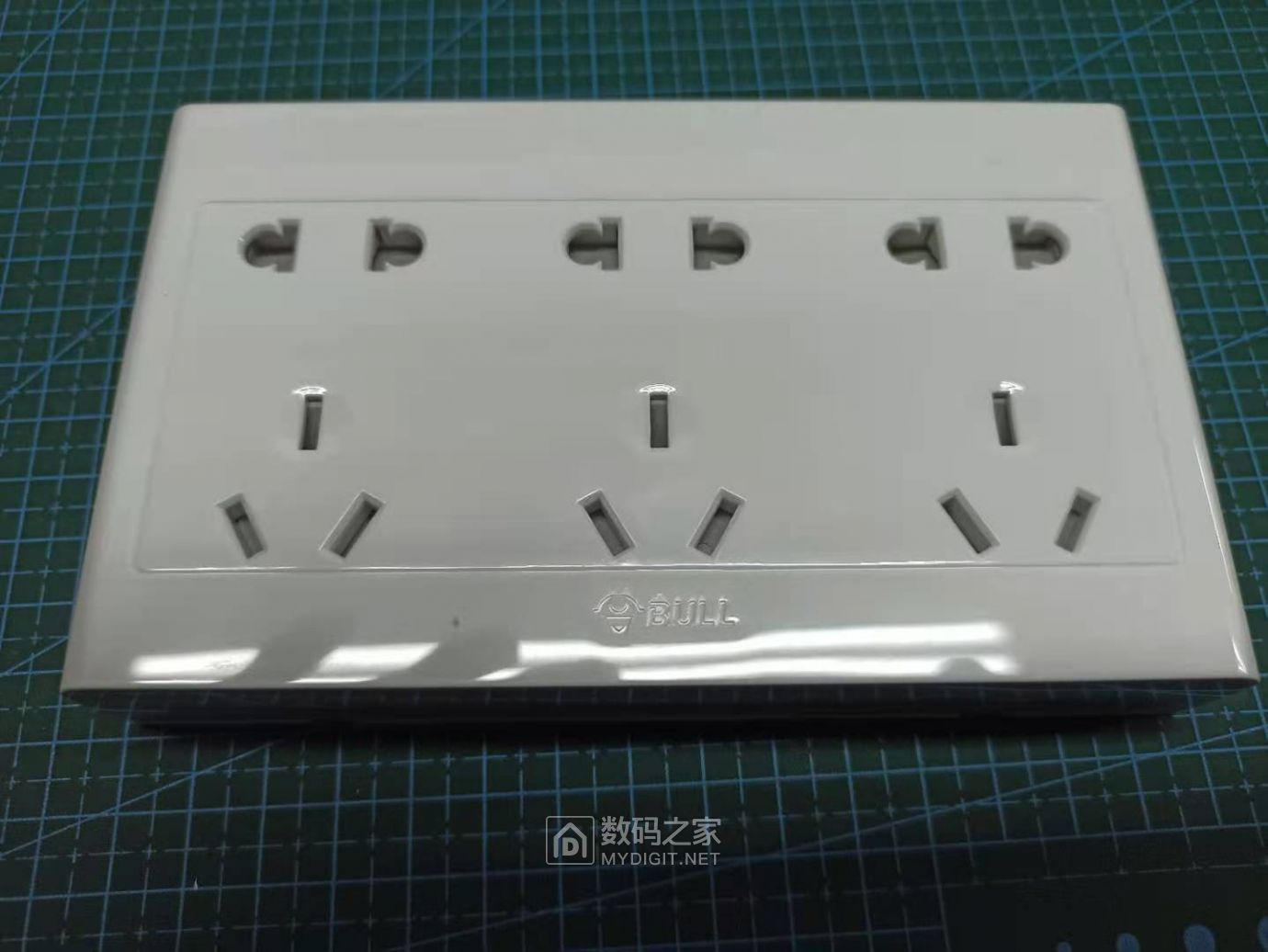 拆解公牛明装15孔插座