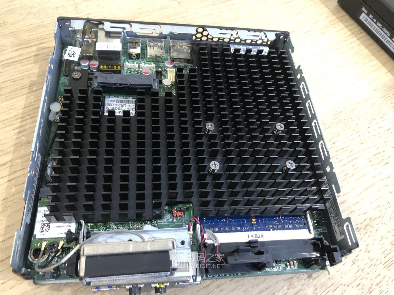 关键联想迷你小主机thinkcentrem600超薄超小内部结构紧密