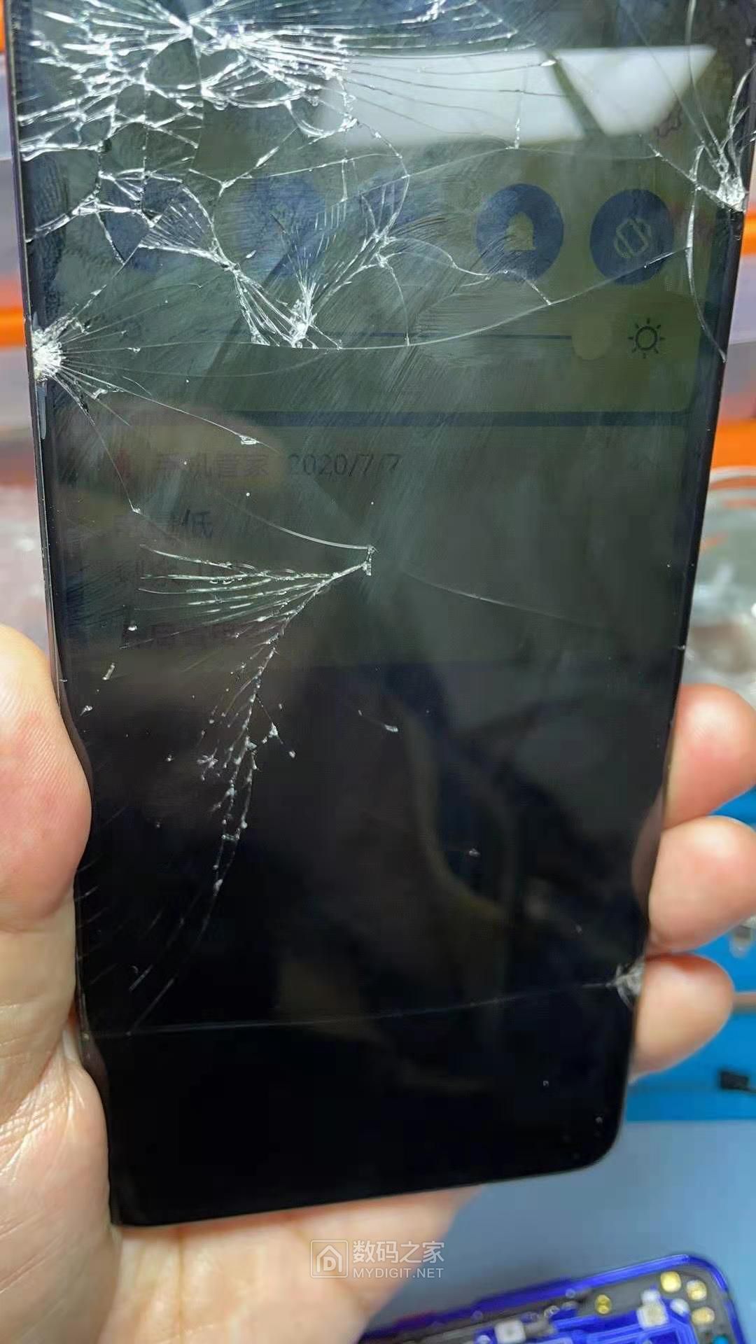 mate20屏幕摔坏图片,华为mate40摔坏图片 华为mate20重摔后屏幕有显示无背光