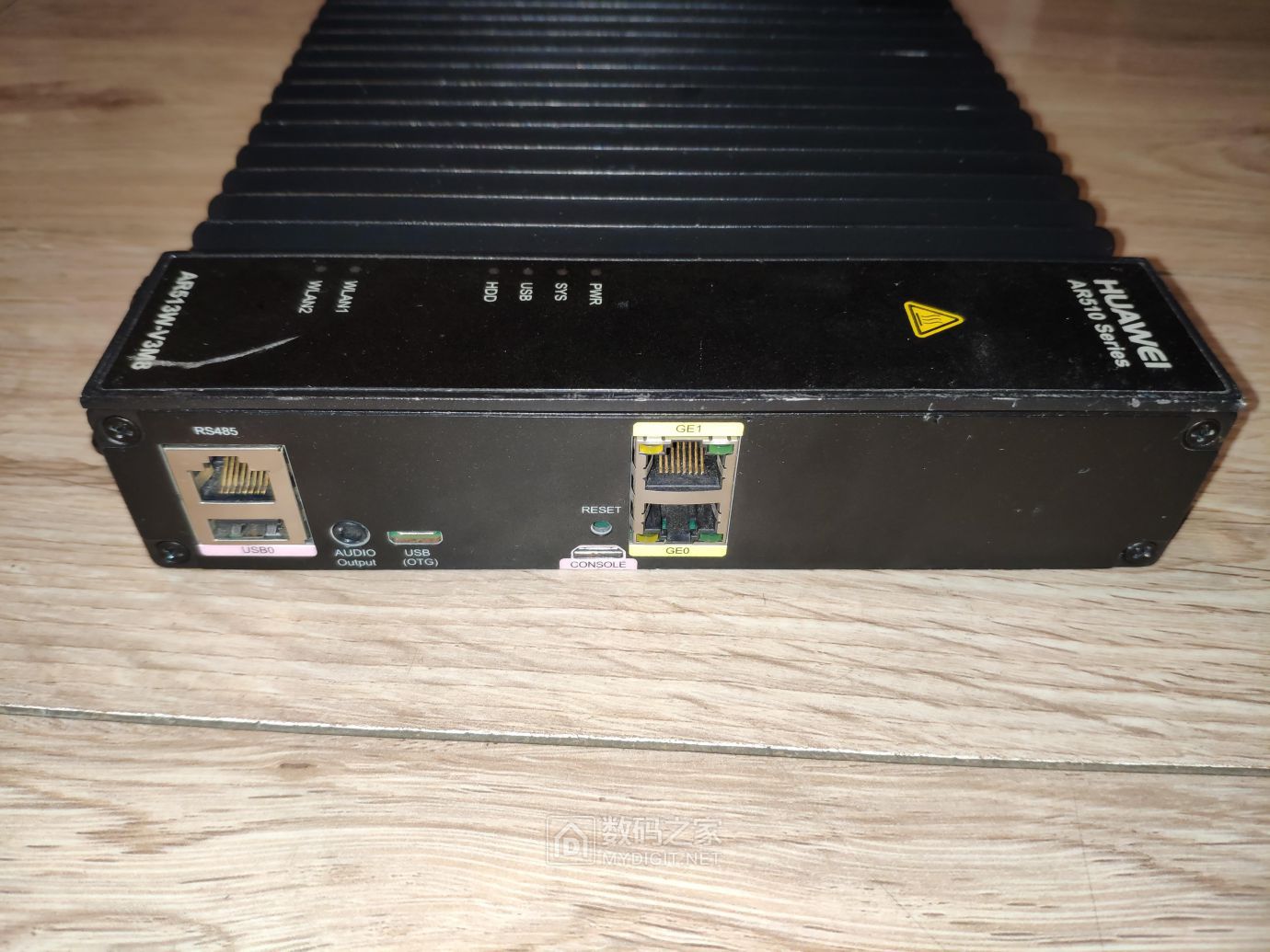 华为接入路由器AR513W-V3M8拆解,主要用于广告机 - 拆机乐园 数码之家