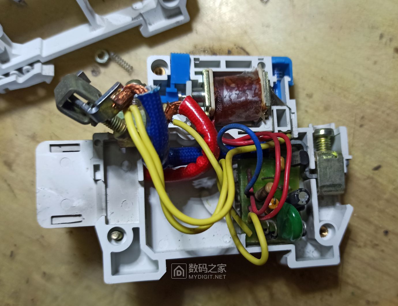 拆一假漏电保护断路器