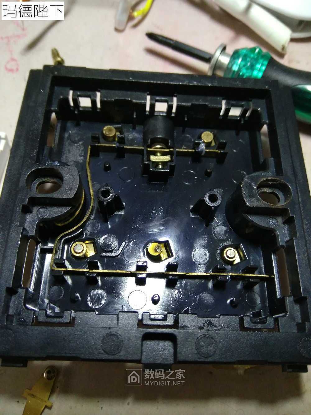 拆一个浴霸开关还是专利产品半个触点都要省结果就是这烧了了