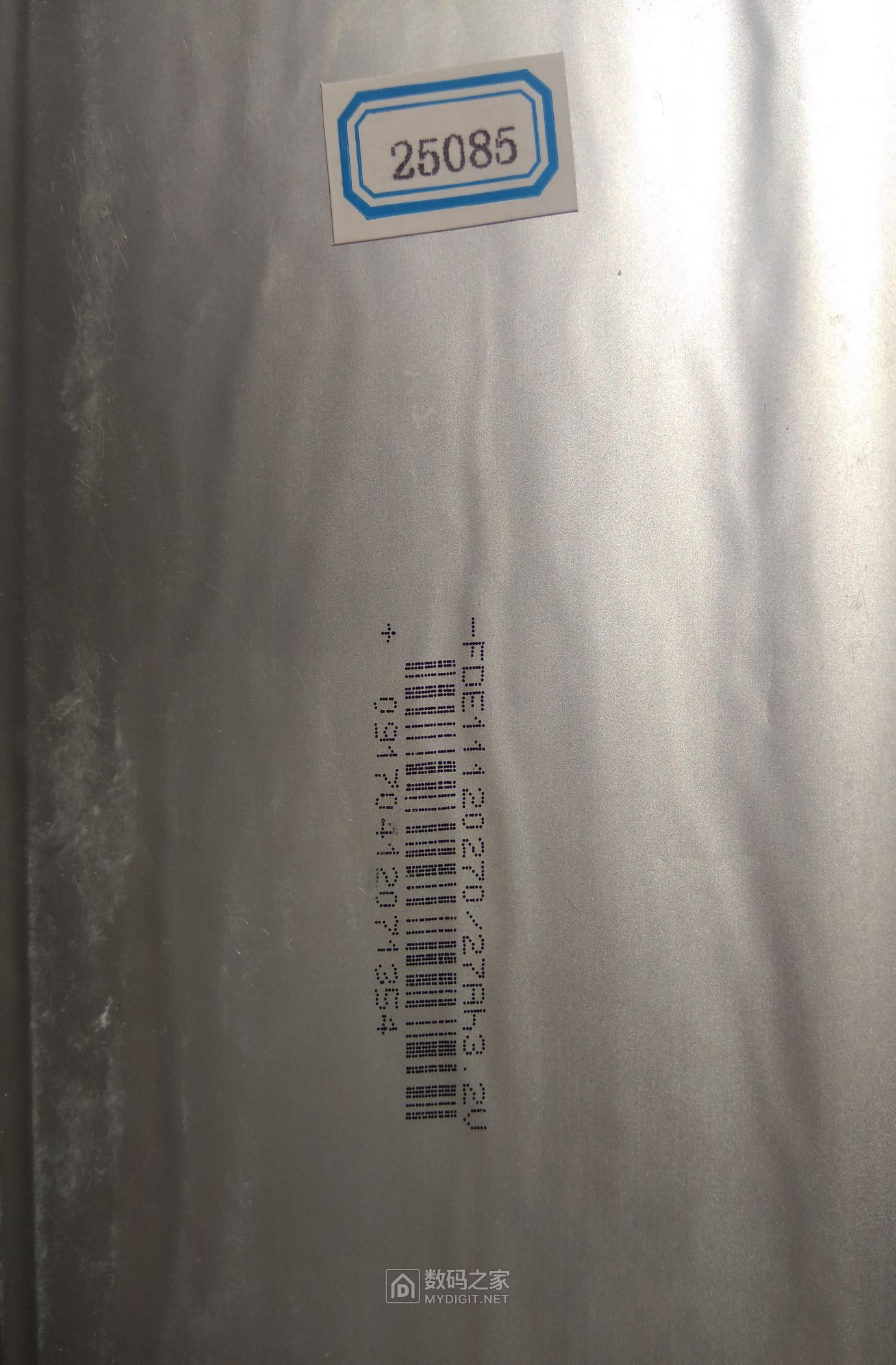 这是这个磷酸铁理电池的铭牌以及卖家分容的贴标,容量27安时,实际25安时,日期不懂得怎么看 ... ... ... ... ...