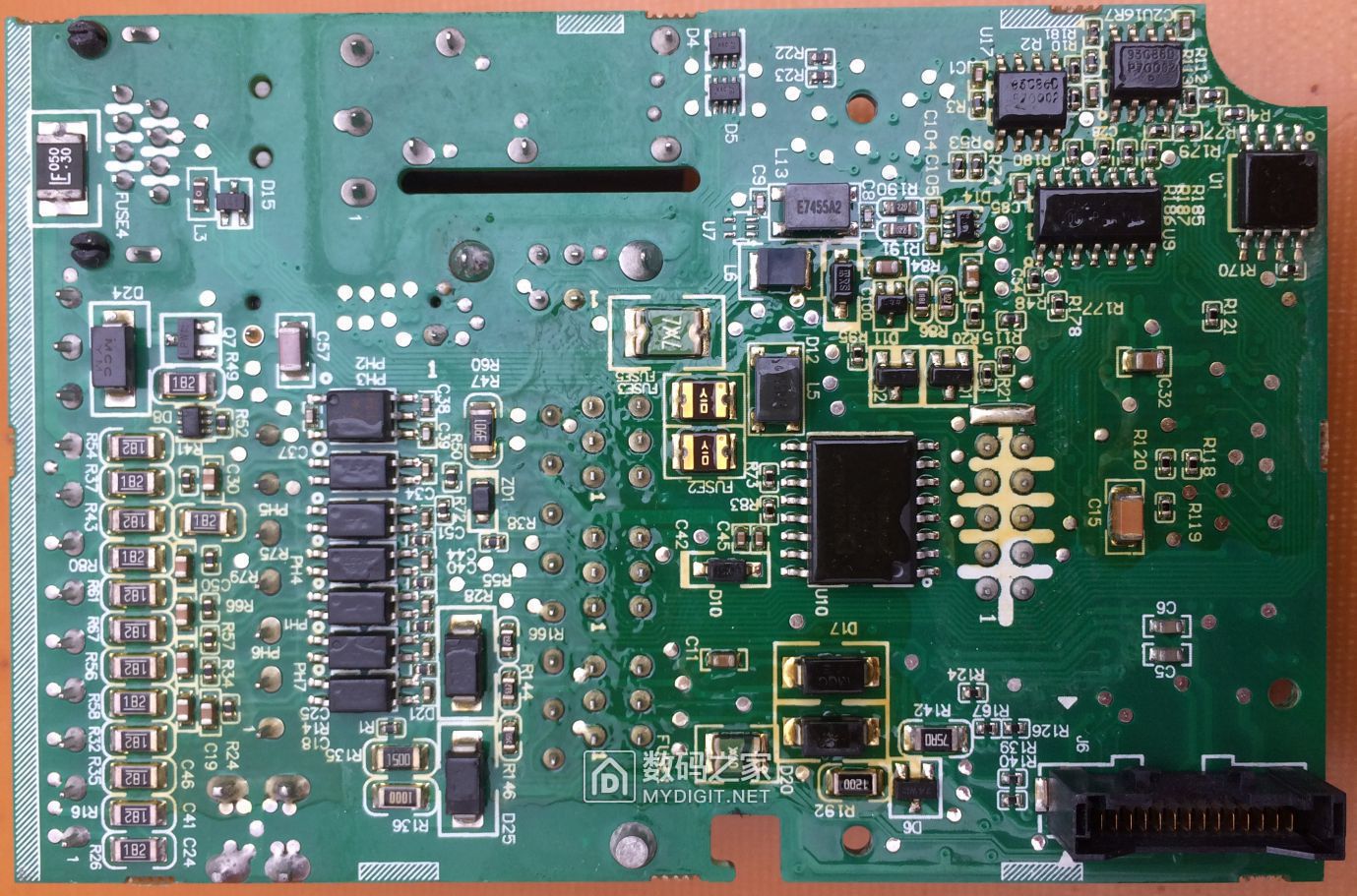 右下角就是主控板与驱动板的接口，2A7（750W）是通过插头直接与驱动板连接的 ... ... ...