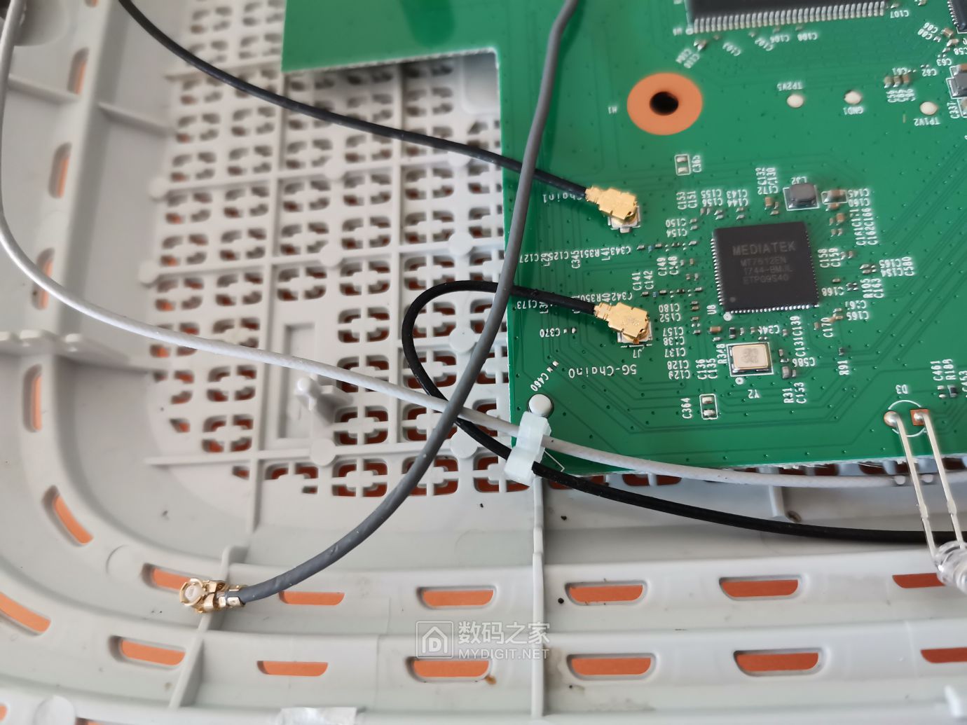 详拆tl-wdr5620无线路由器 - 拆机乐园 数码之家