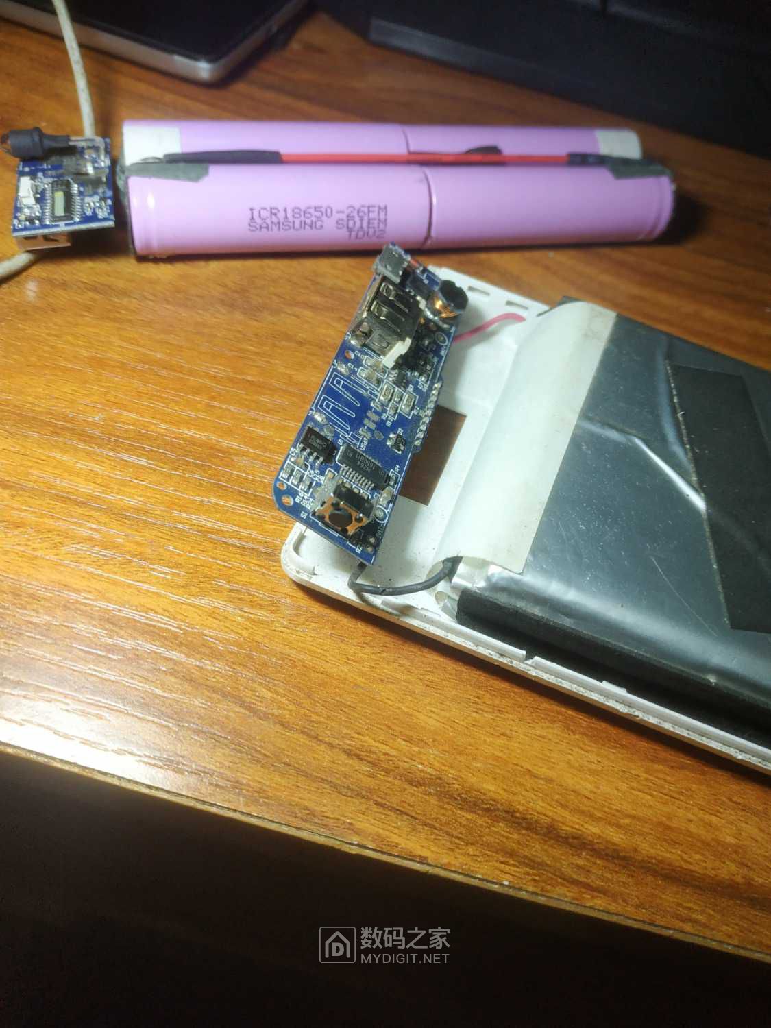 带lcd液晶显示的充电宝(罗马仕ph80