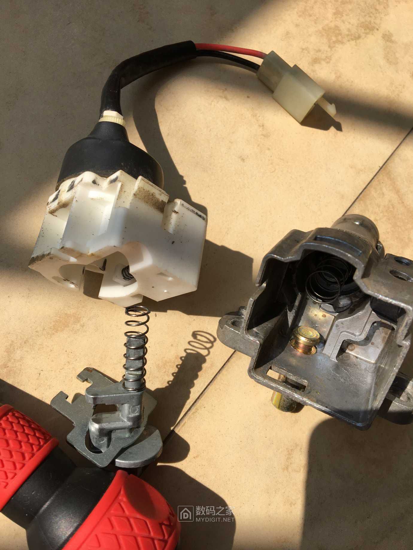拆个爱玛小龟电动车电门锁 - 拆机乐园 数码之家