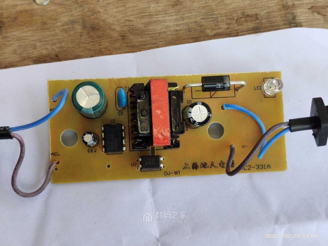 拆一个电动喷雾器的充电器做工还过得去的那种