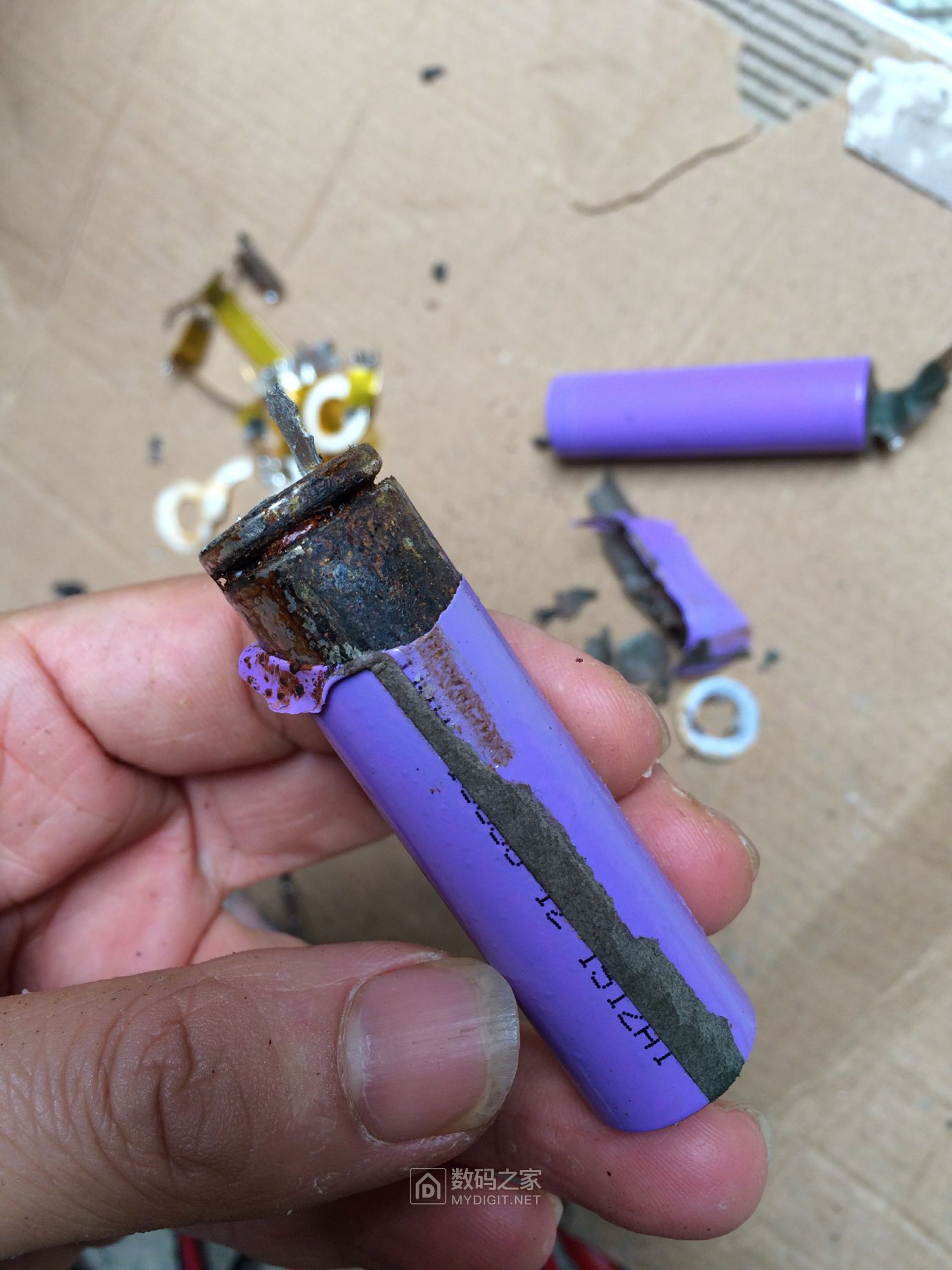 拆解报废18650锂电池