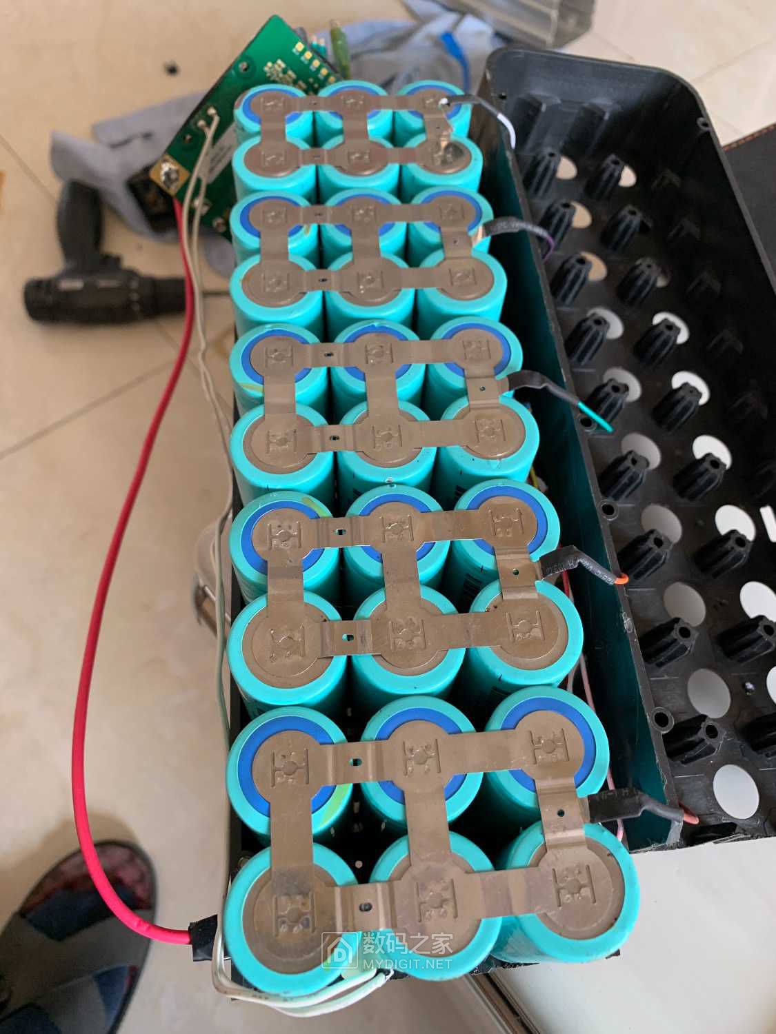 大家帮忙看看这个是什么牌子的锂电池10年前喜德盛电动车里的26700bd