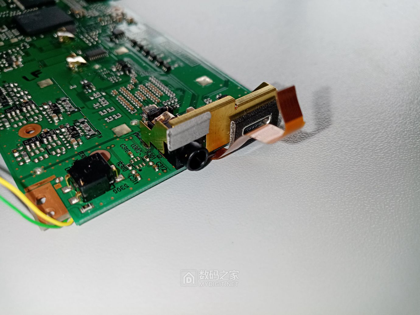 USB2.0接口及旁边的倾斜感应器