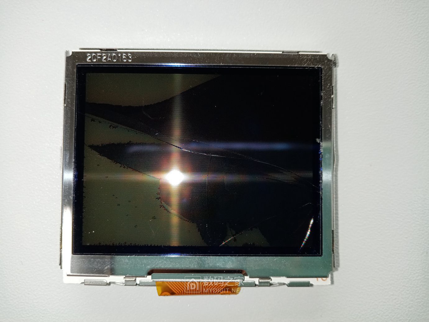 2.0英寸，13万 像素低温多晶硅 TFT LCD 显示屏