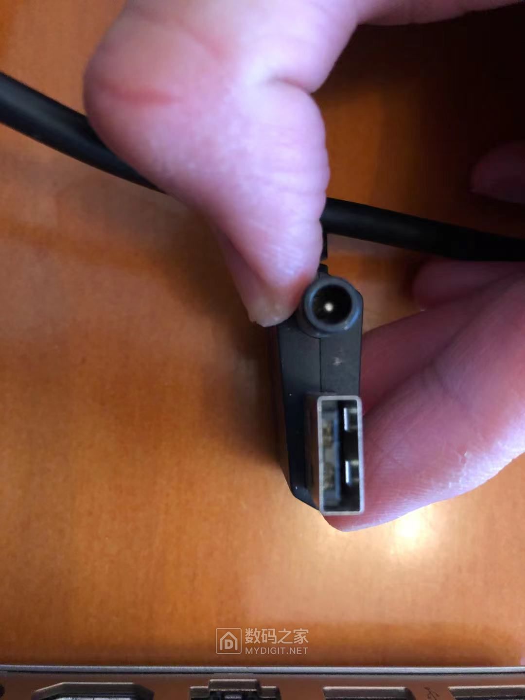 注意USB塑料座上的两个光纤接点，大部分数据是靠光纤传输的，很是高大上，满满黑科技 ... ...