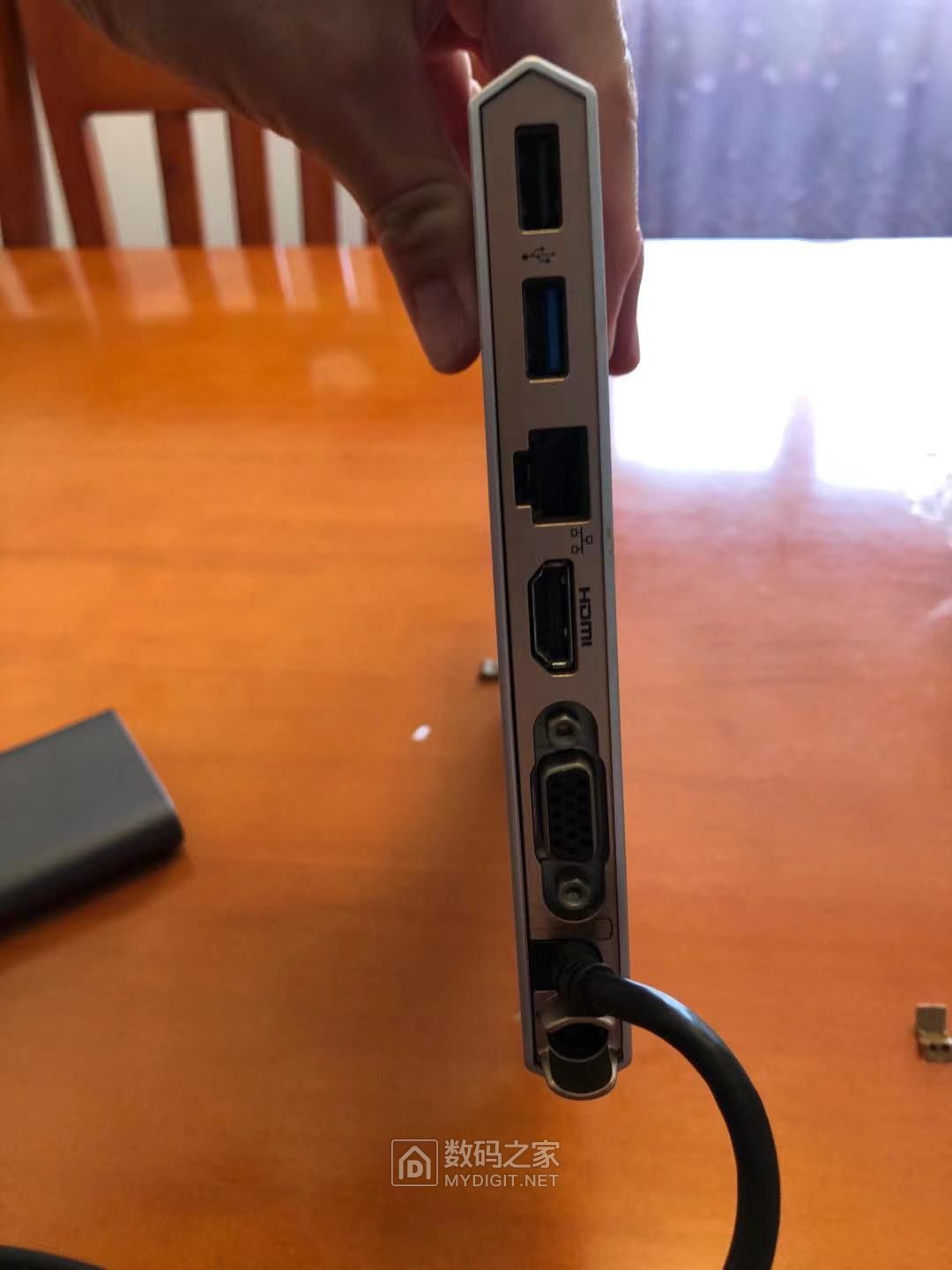 背面接口：USB2.0,USB3.0,以太网口，HDMI，VGA，电源供电接口
