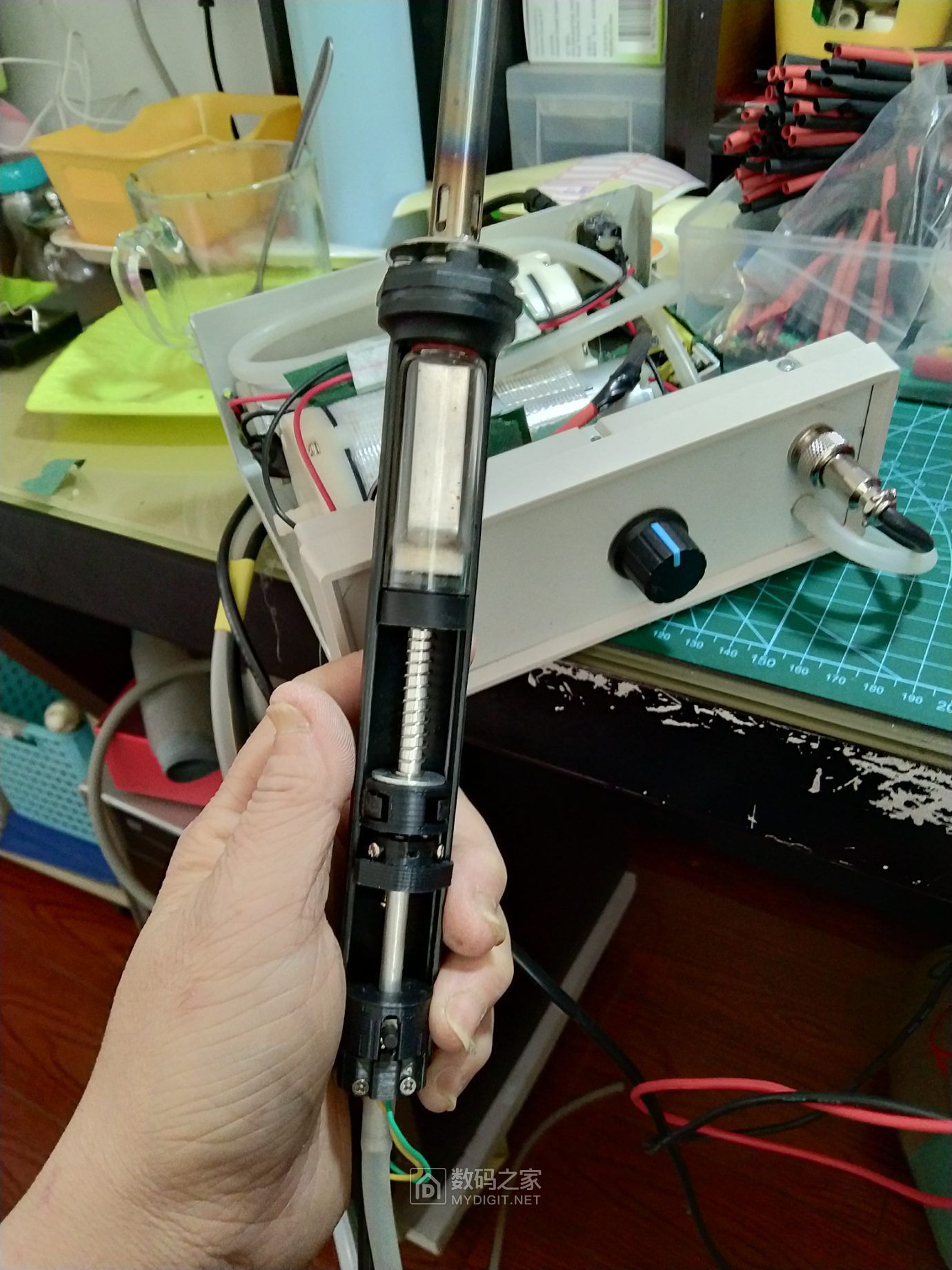 黄花842改造的吸锡器尾部有一个真空泵电源开关