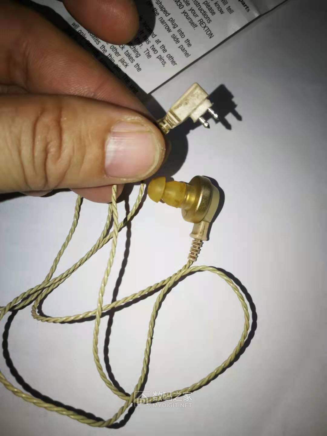 原装的耳机，线特别的细
