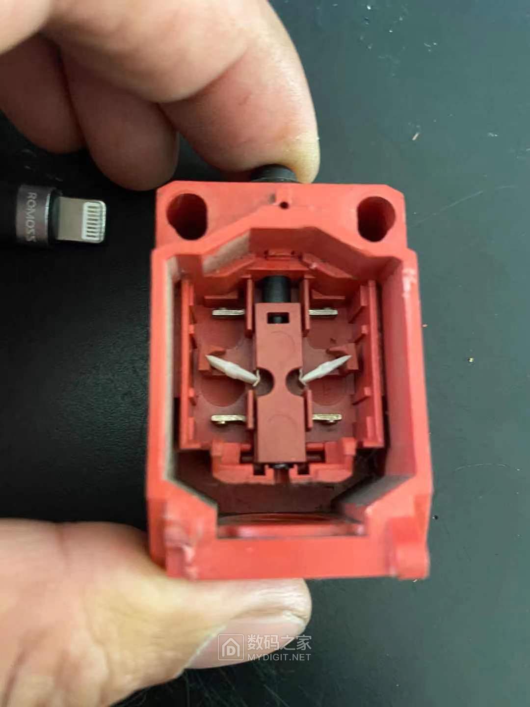 拆一个德国品牌伯尼斯坦的行程开关