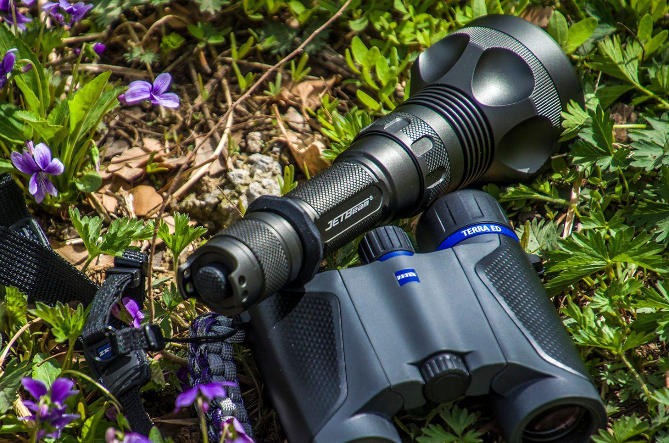 无尽的夜空笔直的光jetbeam激光手电m1x