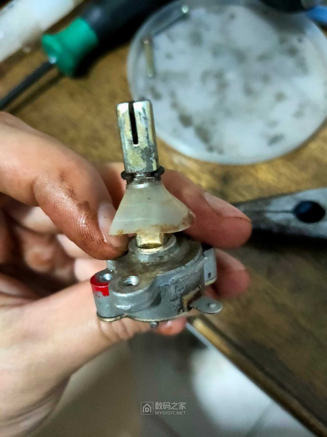 拆燃气灶旋钮开关,处理接触不良问题. - 拆机乐园 数码之家