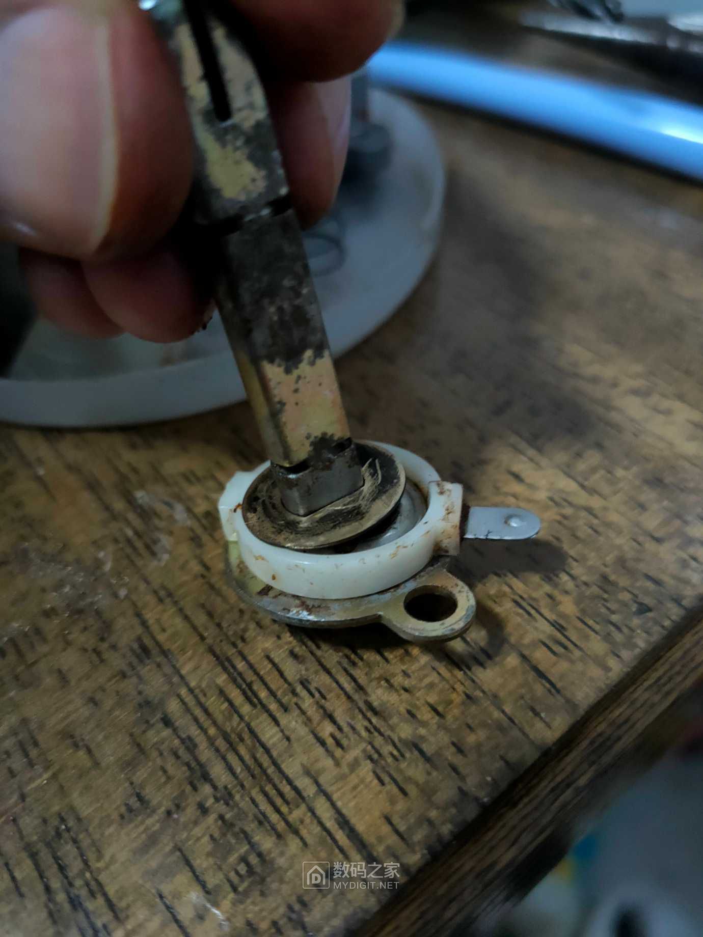 拆燃气灶旋钮开关,处理接触不良问题. - 拆机乐园 数码之家