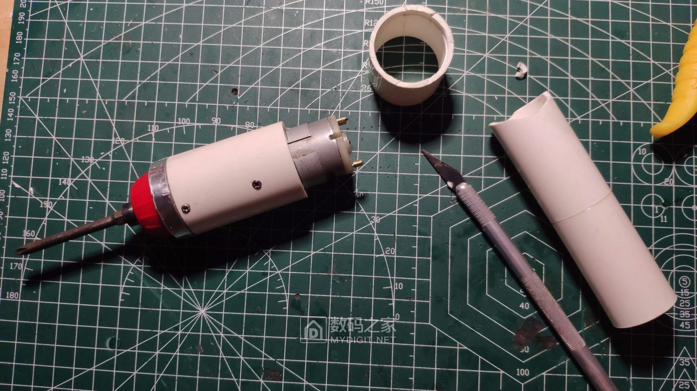 齿轮箱和电机放好久了，一直没找到合适的外壳，偶然发现40mmde PVC管直接头刚好合适套进齿轮箱 ...
