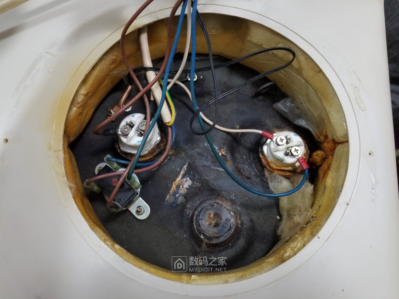 家里的ao史密斯电热水器漏水拆开里面的水垢一塌糊涂