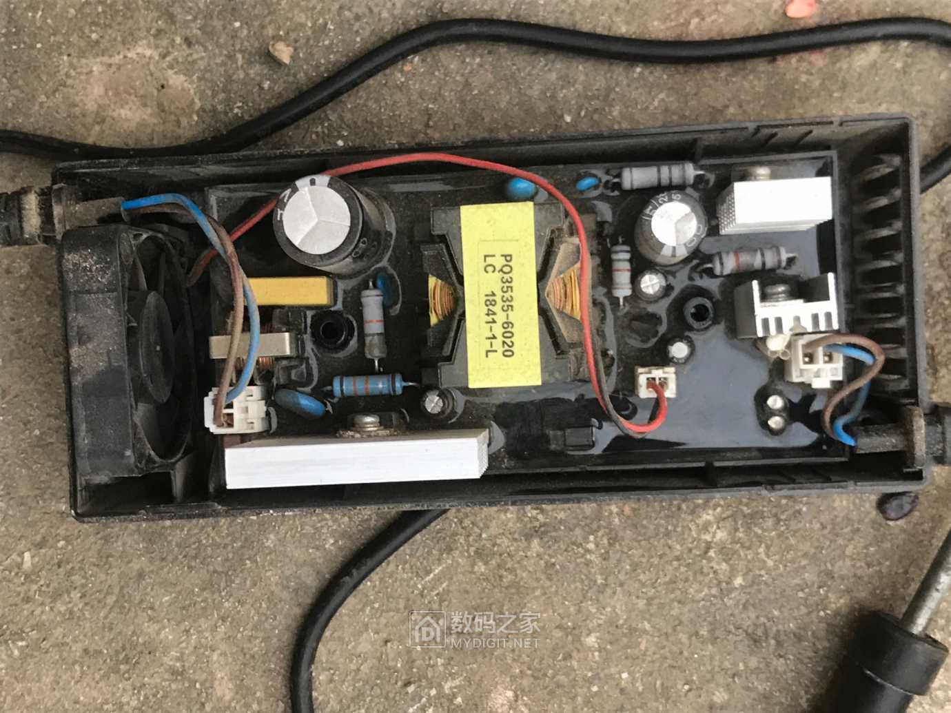 雅迪60v3a和诚版充电器