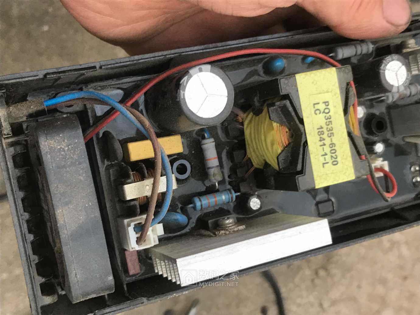 雅迪60v3a和诚版充电器