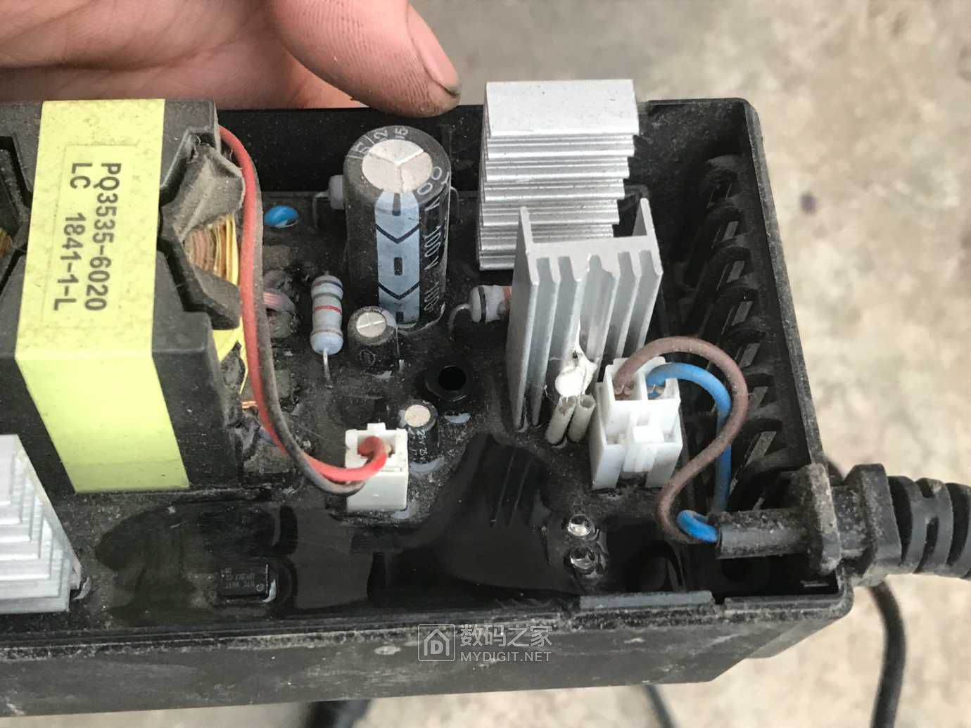 雅迪60v3a和诚版充电器