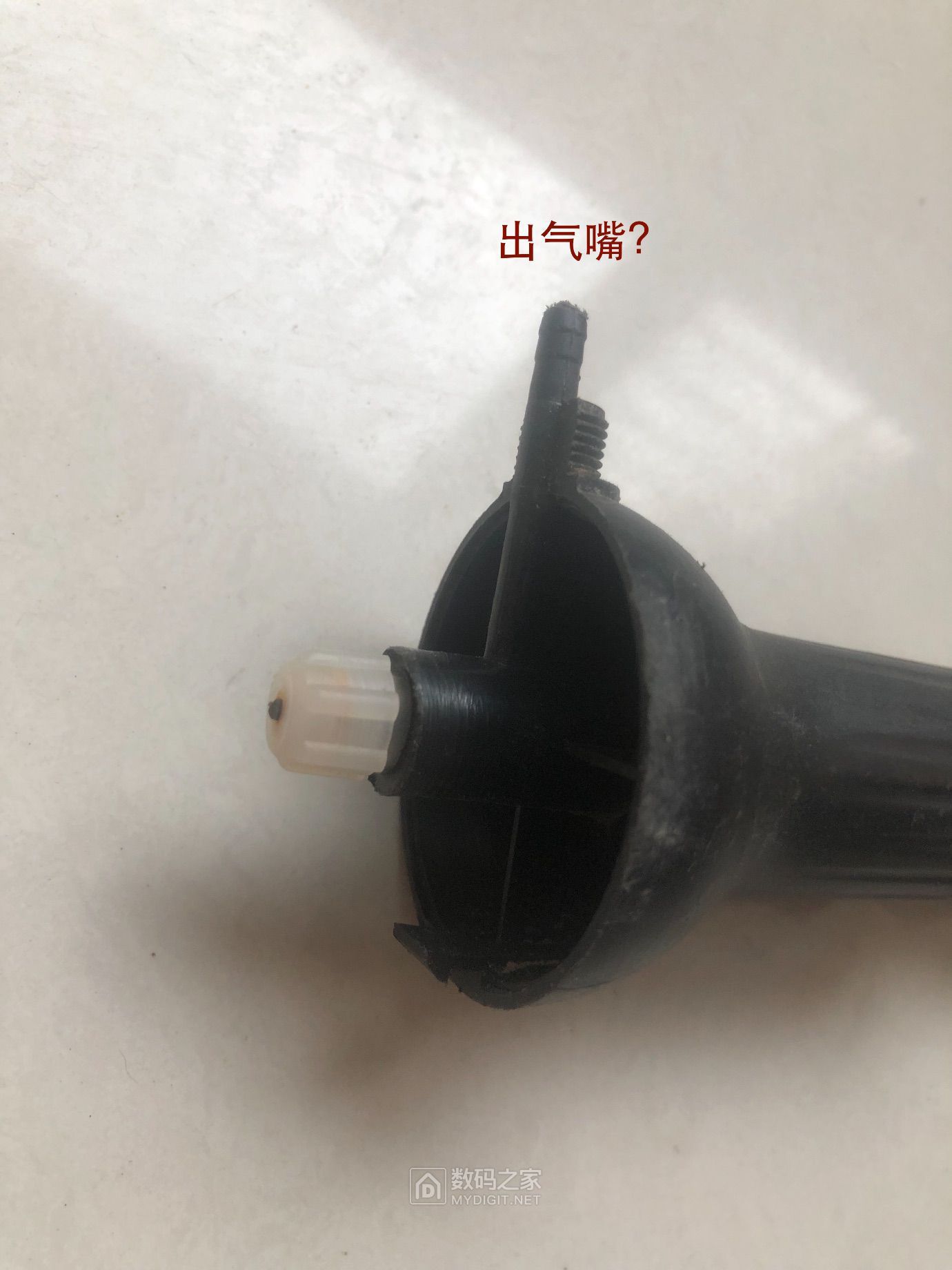 向侧面伸出接管子的嘴
