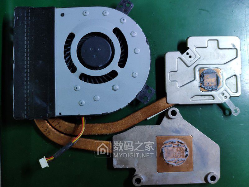 损坏的散热器背面