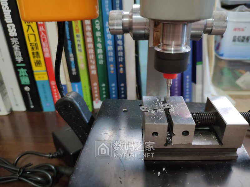 散热器压板钻1.6mm孔