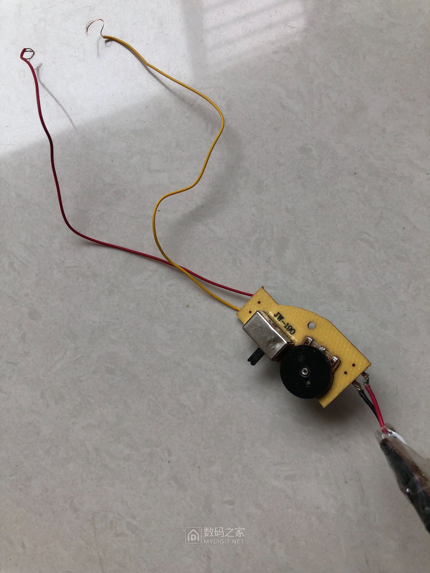 pcb板上面有个电位器，一个3档开关