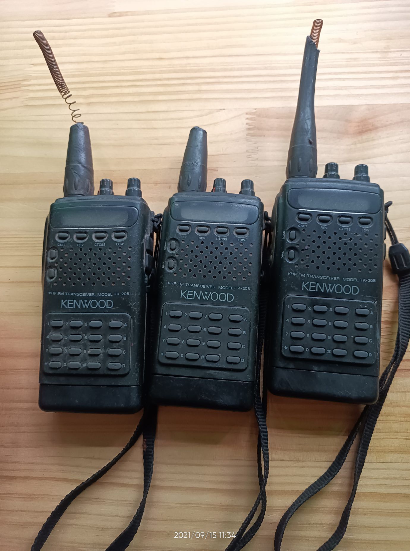 老旧对讲机建伍tk208三个摩托罗拉t4508两个宝峰bf888s一个